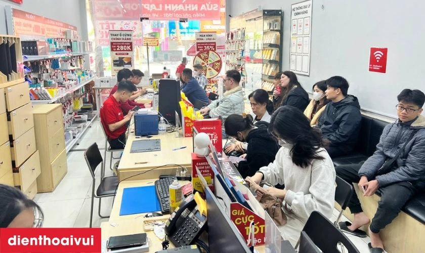 Nh&acirc;n vi&ecirc;n b&agrave;n giao lại m&aacute;y cho kh&aacute;ch kiểm tra trực tiếp tại cửa h&agrave;ng trước khi thanh to&aacute;n