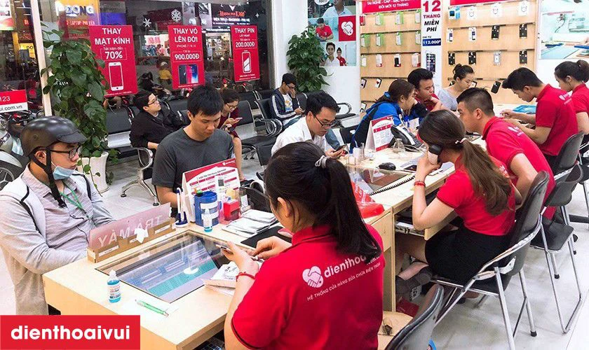 Nh&acirc;n vi&ecirc;n b&agrave;n giao lại m&aacute;y cho kh&aacute;ch kiểm tra m&aacute;y sau khi thay pin mới