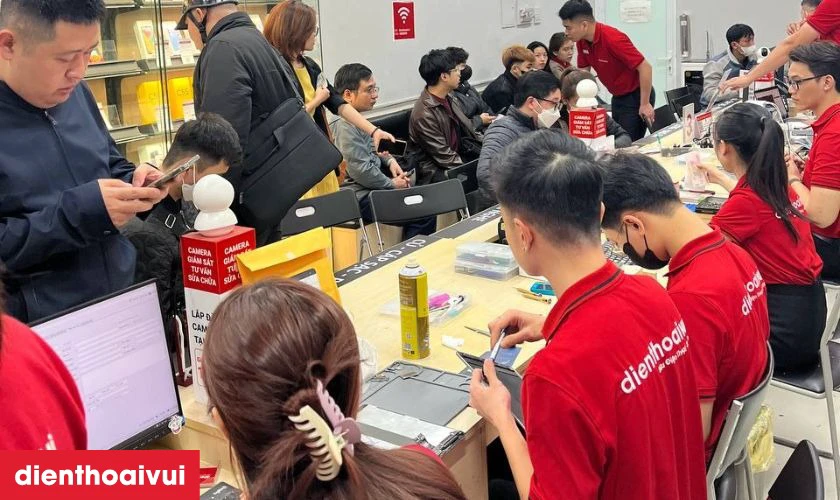 Kh&aacute;ch h&agrave;ng mang Xiaomi Redmi 9T cần thay pin đến ngay cửa h&agrave;ng Điện Thoại Vui