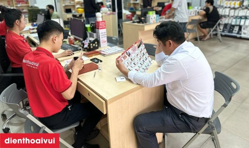 Quy tr&igrave;nh thay pin Xiaomi Redmi Note 11 Pro 5G lấy liền, uy t&iacute;n tại Điện Thoại Vui
