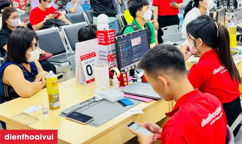 Sau khi thay pin ho&agrave;n tất, điện thoại được lắp r&aacute;p lại v&agrave; kiểm tra to&agrave;n bộ chức năng