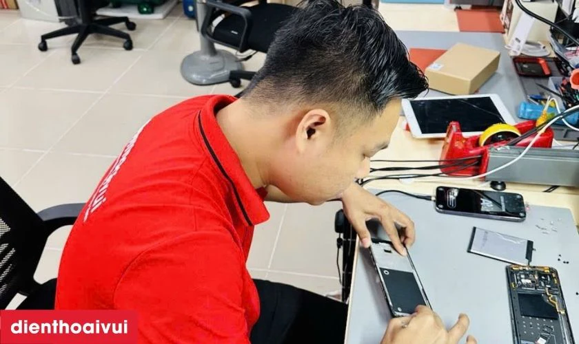 Quy trình thay ron màn hình 12 Mini tại Điện Thoại Vui