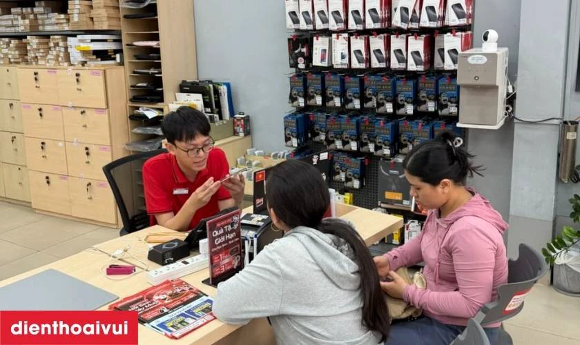 Khách hàng được theo dõi trực tiếp quá trình thay ron hoặc ký tên lên linh kiện