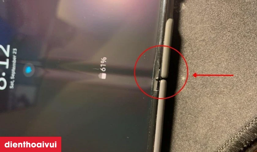 Khi n&agrave;o cần thay ron viền nẹp nhựa m&agrave;n h&igrave;nh Samsung Galaxy Z Fold 5?