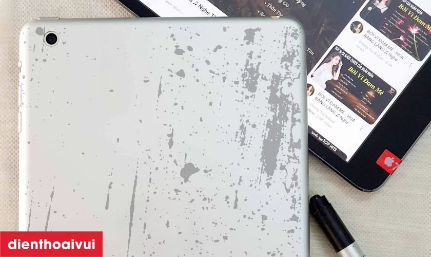 Vỏ iPad bị trầy xước do va quẹt, do bị ch&agrave; s&aacute;t