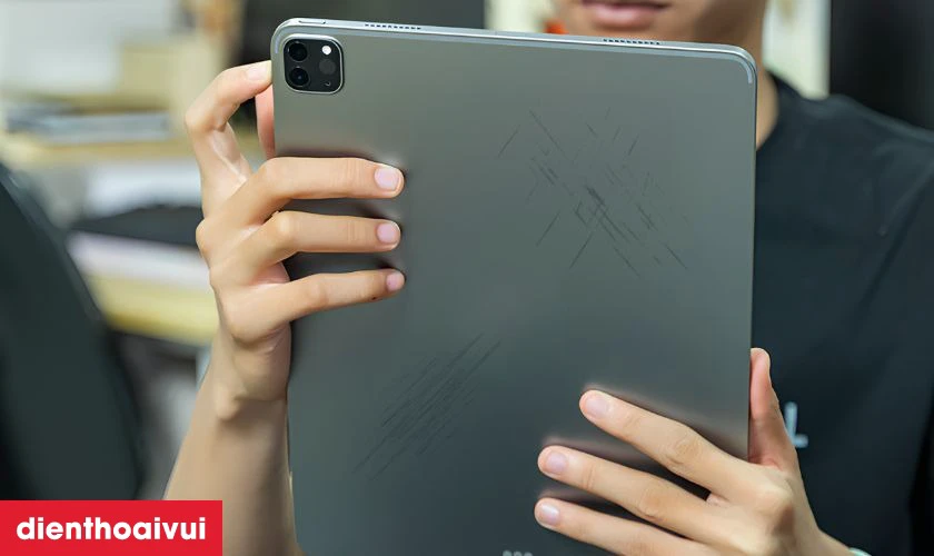 Khi n&agrave;o bạn n&ecirc;n thay vỏ iPad Pro 12.9 2021