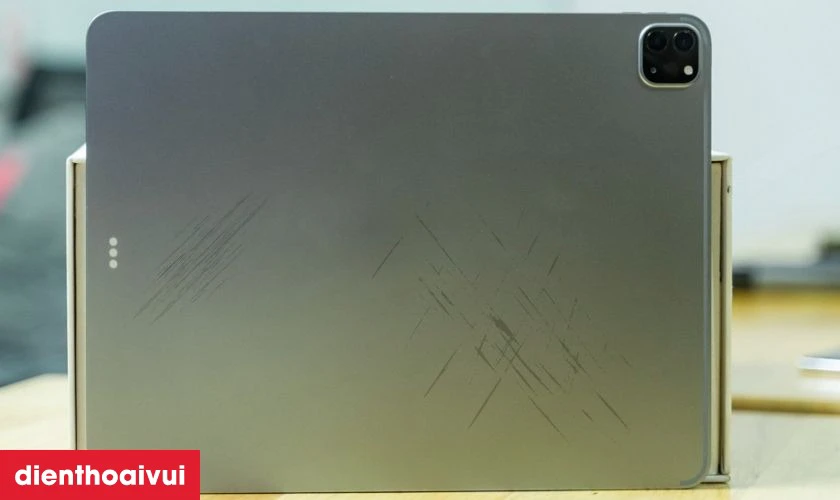 Khi n&agrave;o bạn n&ecirc;n thay vỏ iPad Pro 12.9 2022