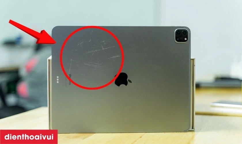Mặt ngo&agrave;i iPad Trầy xước nghi&ecirc;m trọng, ảnh hưởng thẩm mỹ