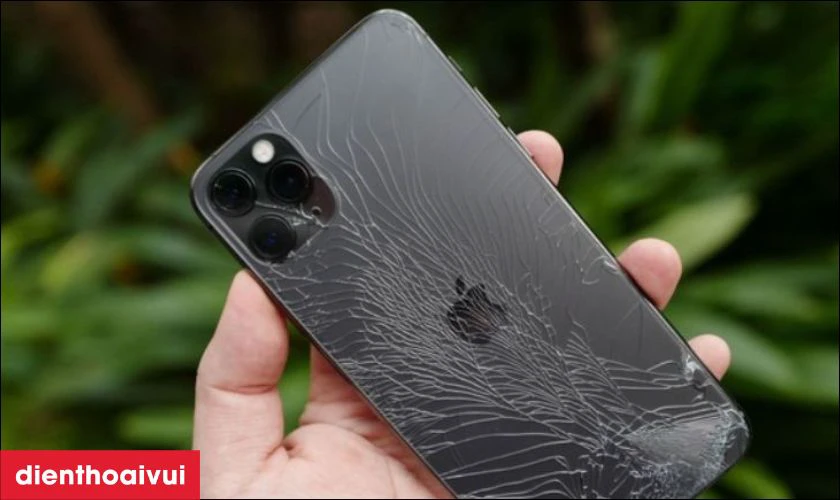 Nguy&ecirc;n nh&acirc;n bạn cần thay vỏ iPhone 11 Pro Max