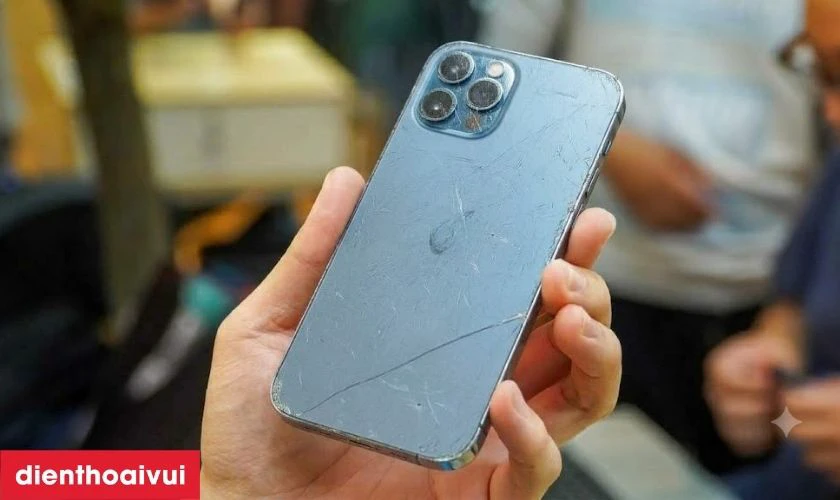 Khi n&agrave;o bạn n&ecirc;n thay vỏ iPhone 12 Pro 5G ch&iacute;nh h&atilde;ng Aries