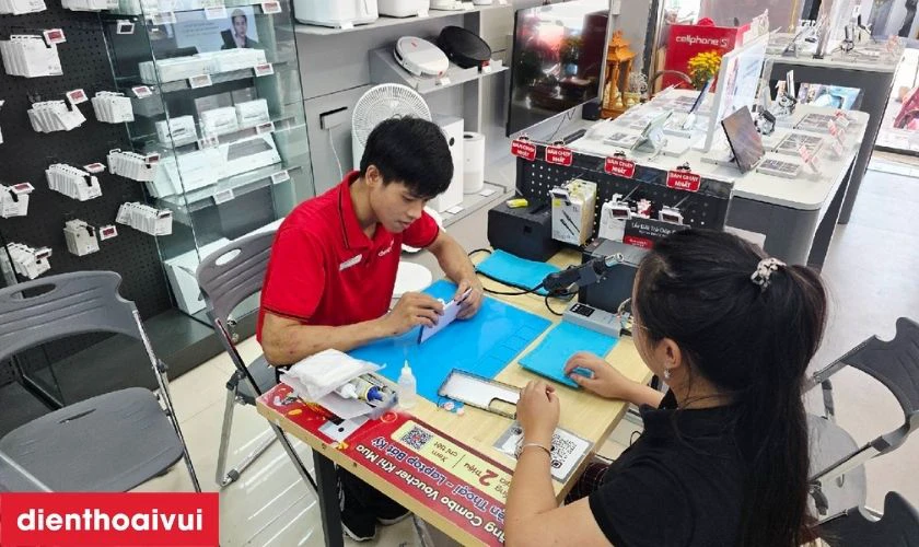 Quy tr&igrave;nh thay vỏ iPhone 13 Mini ch&iacute;nh h&atilde;ng GENA tại Điện Thoại Vui