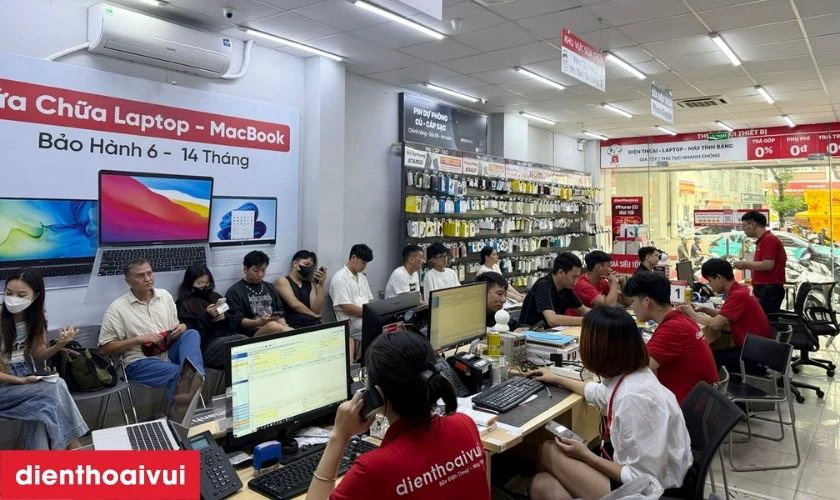 Nh&acirc;n vi&ecirc;n gửi m&aacute;y lại để kh&aacute;ch h&agrave;ng kiểm tra trực tiếp m&aacute;y