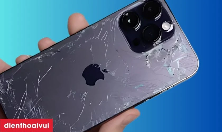 Vỏ 13 Pro Max 5G vỡ n&aacute;t nghi&ecirc;m trọng