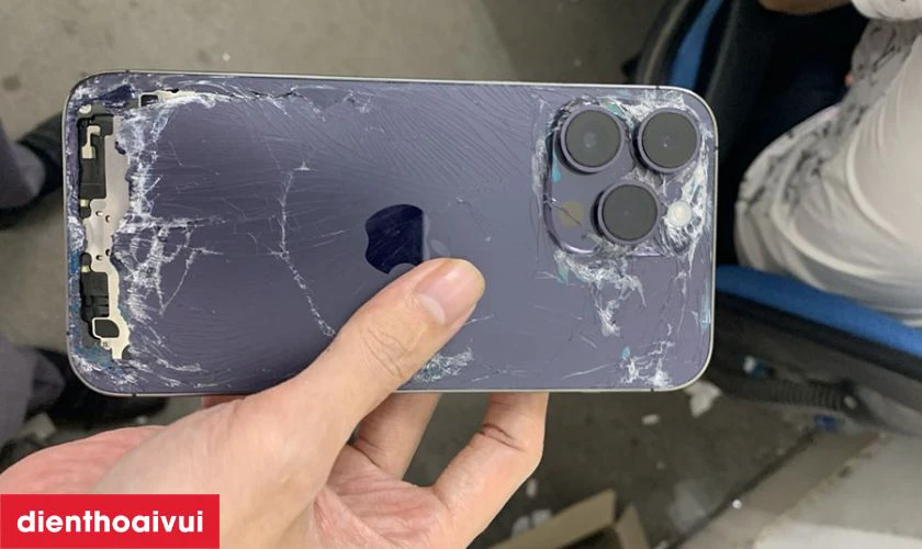 Vỏ iPhone bị nứt vỡ nghi&ecirc;m trọng