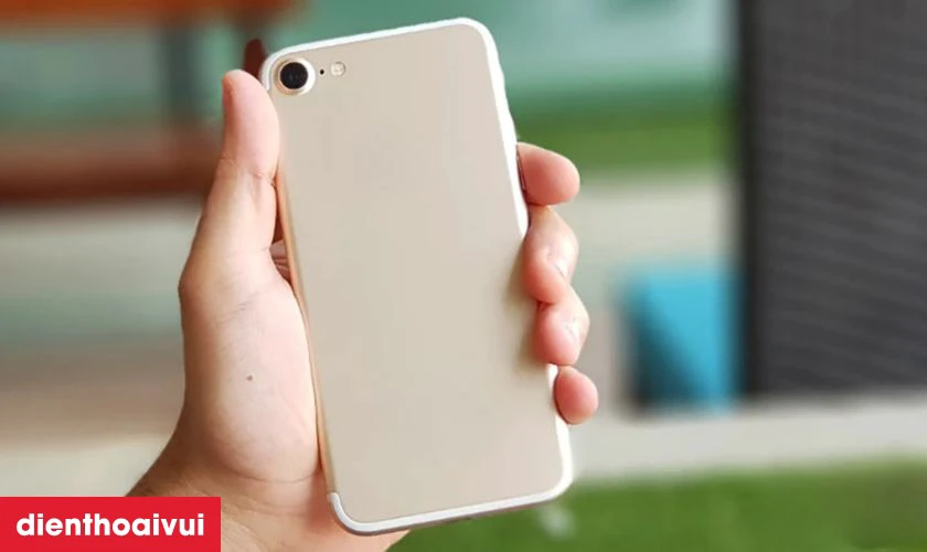 Thay vỏ iPhone 7 gi&aacute; rẻ
