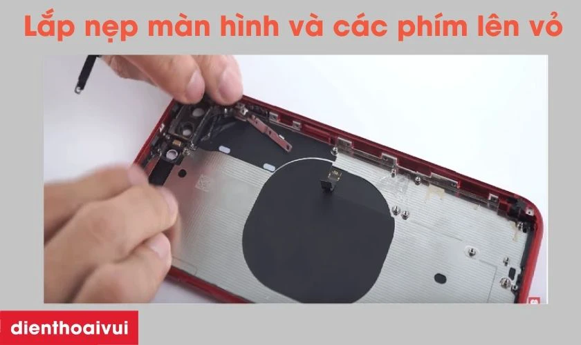 Tiến hành lắp nẹp màn hình và các phím lên vỏ