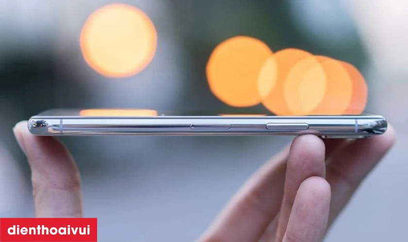 Mặt lưng k&iacute;nh hỗ trợ sạc nhanh kh&ocirc;ng d&acirc;y c&ugrave;ng c&ocirc;ng nghệ Face ID hiện đại