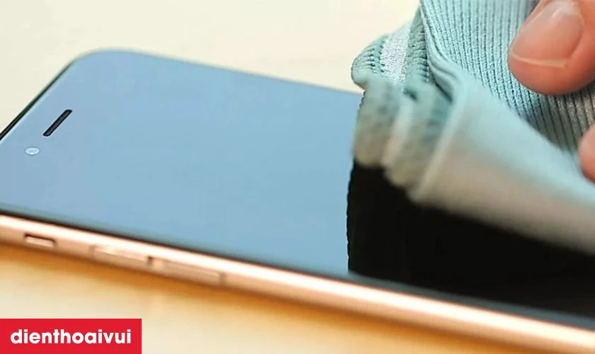 Hướng dẫn c&aacute;ch vệ sinh sạch vỏ điện thoại iPhone Xr