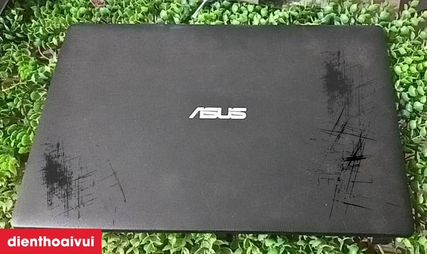 Vỏ laptop bị biến dạng v&igrave; tiếp x&uacute;c nhiệt độ cao