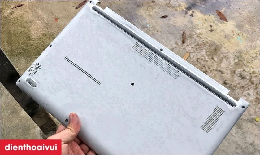 Phần vỏ laptop c&oacute; biểu hiện mất m&agrave;u