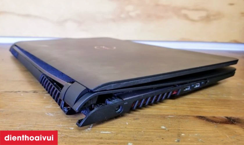 Laptop Dell c&oacute; dấu hiệu bị g&atilde;y bản lề, m&oacute;p m&eacute;o