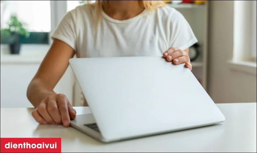 L&agrave;m sao để vỏ laptop Lenovo kh&ocirc;ng bị g&atilde;y bản lề?