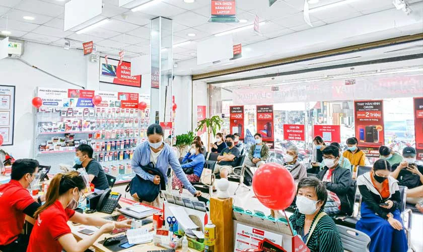 H&igrave;nh 2: Điện Thoại Vui lu&ocirc;n cam kết quy tr&igrave;nh thay vỏ minh bạch, nhanh ch&oacute;ng v&agrave; chuy&ecirc;n nghiệp.