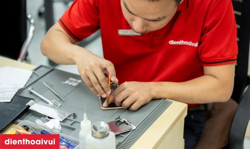Quy tr&igrave;nh thay vỏ iPhone 15 Plus tại Điện Thoại Vui