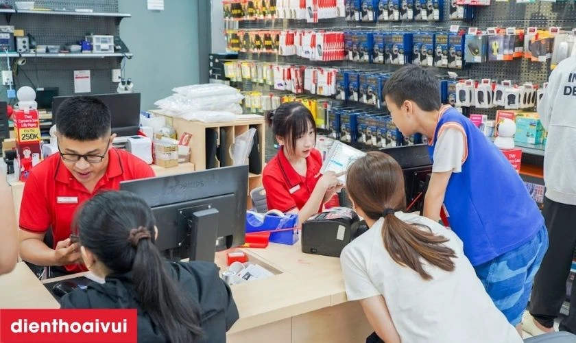Thay lấy liền, kh&aacute;ch c&oacute; thể quan s&aacute;t trực tiếp