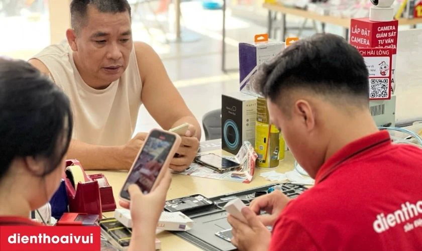 Kỹ thuật viên tay nghề cao, có kinh nghiệm thay sửa cho các dòng điện thoại cao cấp