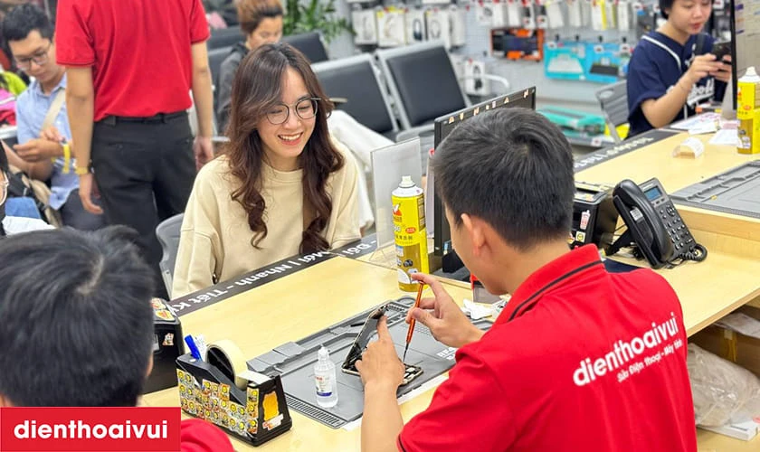 Quy tr&igrave;nh thay vỏ OPPO Reno 7 tại Điện Thoại Vui