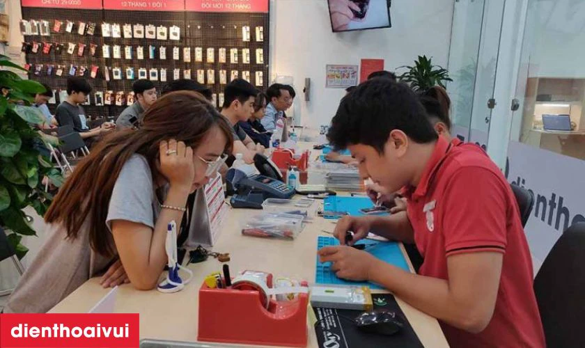 Quy tr&igrave;nh thay vỏ Realme C11 tại Điện Thoại Vui&nbsp;