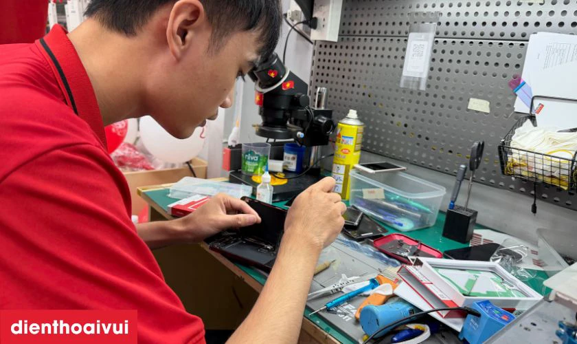 Kỹ thuật viên sẽ kiểm tra lại chức năng máy sau khi đã thay vỏ mới