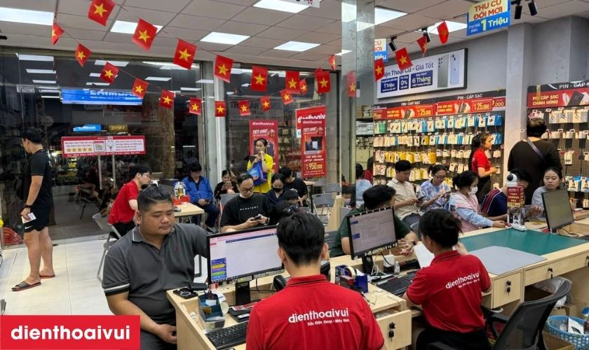 Nhân viên tiếp nhận máy bị lỗi từ khách hàng
