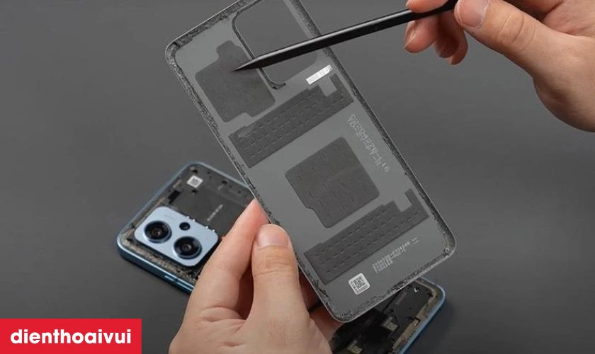 Thay mới vỏ Xiaomi Redmi Note 12 bị bong tr&oacute;c để giảm nguy cơ hổng h&oacute;c linh kiện b&ecirc;n trong