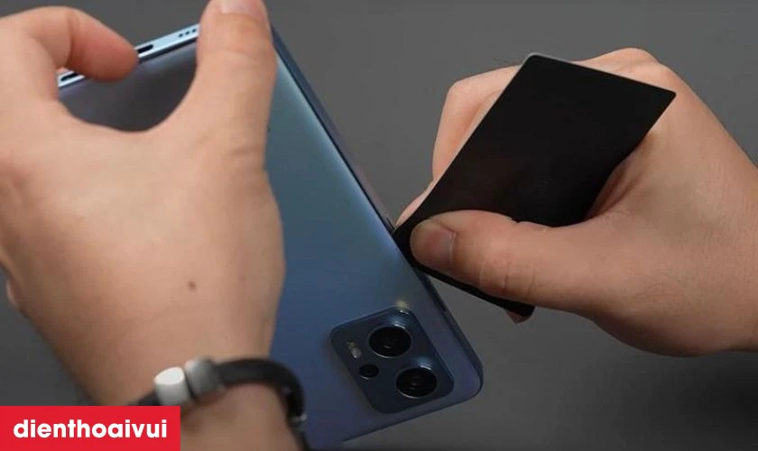 Thường xuy&ecirc;n th&aacute;o vỏ khiến vỏ bị lệch kh&ocirc;ng kh&iacute;t với th&acirc;n m&aacute;y