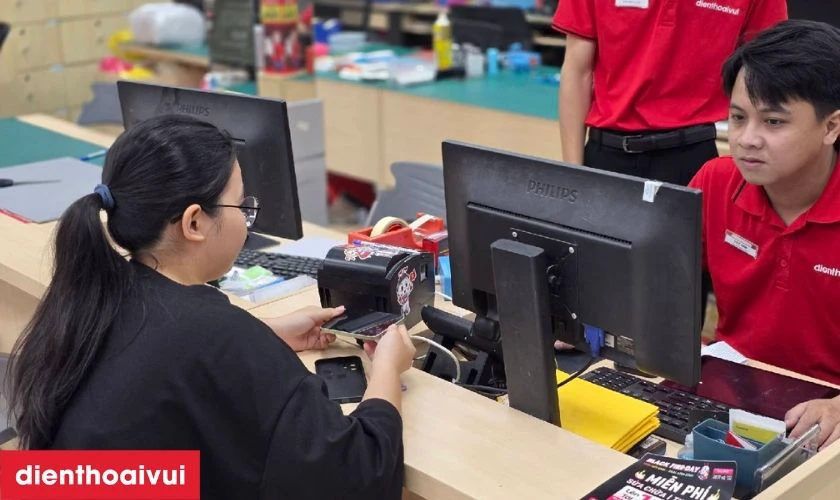 Sau khi thay vỏ, kỹ thuật vi&ecirc;n sẽ kiểm tra lại tất cả c&aacute;c chức năng của m&aacute;y