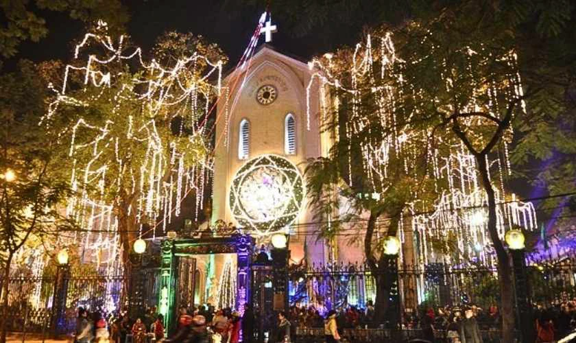 Đ&oacute;n Noel tại nh&agrave; thờ, x&oacute;m đạo
