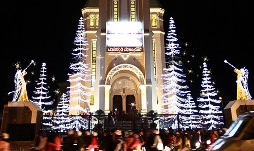 Đ&oacute;n Noel tại nh&agrave; thờ, x&oacute;m đạo ở Đ&agrave; Nẵng