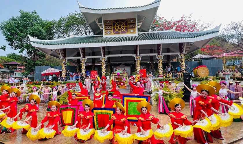 Tham gia lễ hội truyền thống