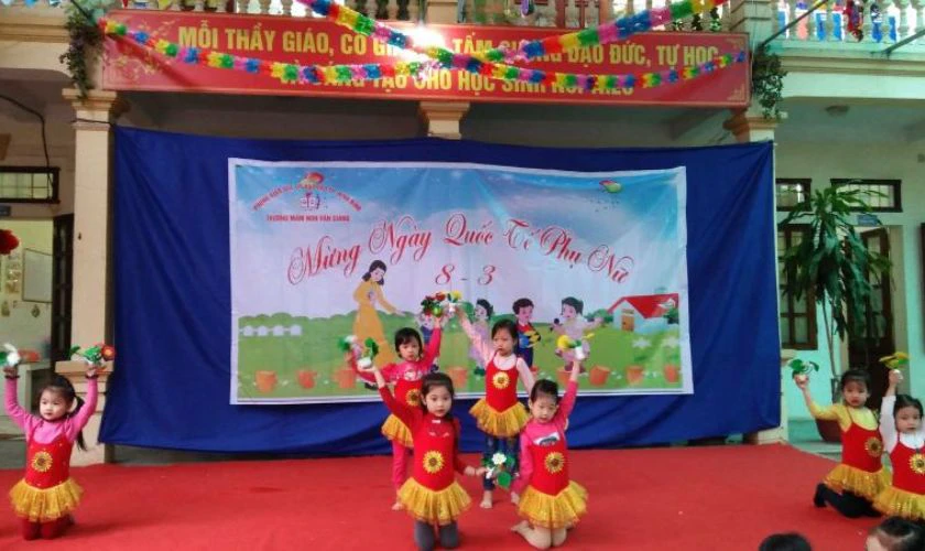 Trang trí trường mầm non khu vực sân khấu đẹp nhất