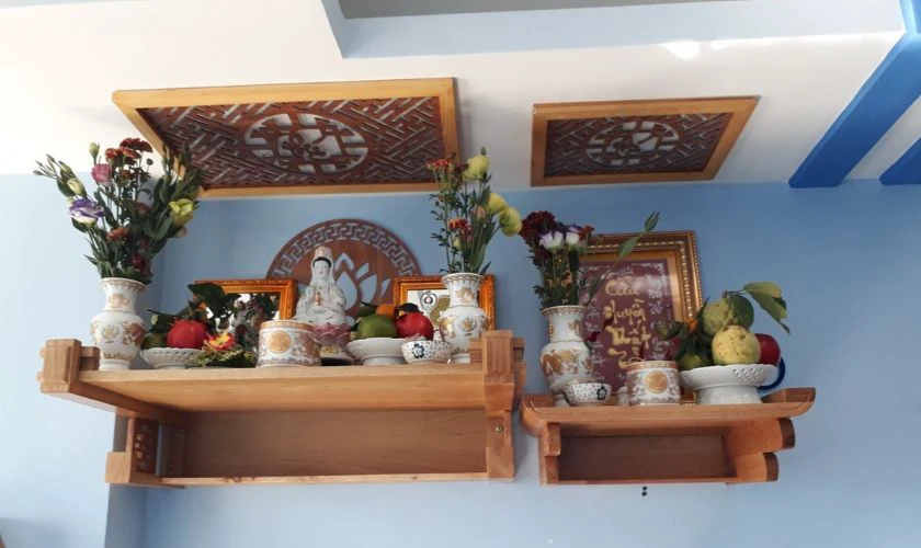 Mẫu trang trí bàn thờ treo tường Tết 2026
