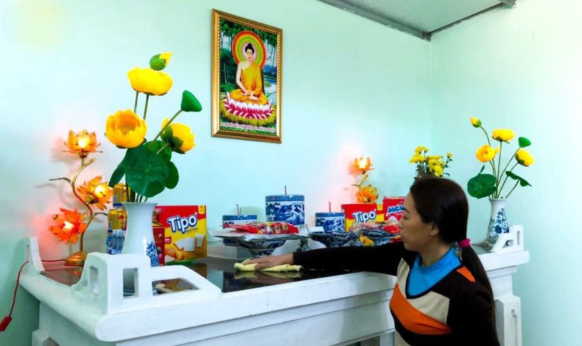 Dọn dẹp bàn thờ