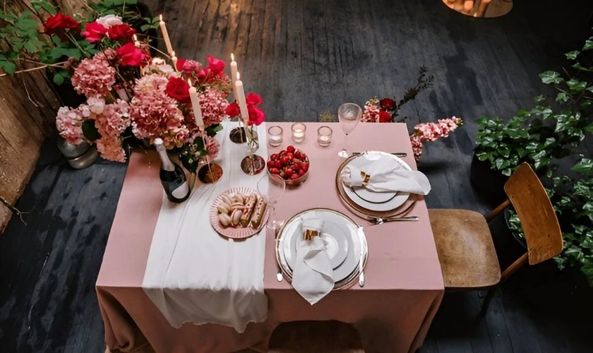 Trang trí bàn tiệc Valentine 2026 lãng mạn, ấm cúng