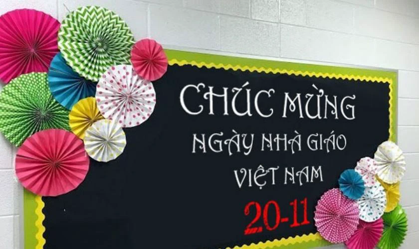 Mẫu trang trí bảng lớp 20/11 bằng hình dán đẹp