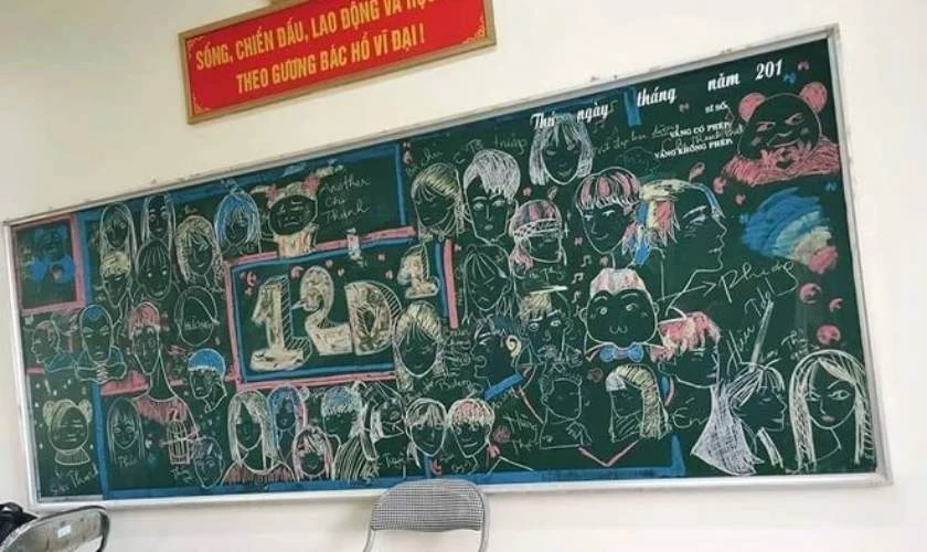 Trang tr&iacute; bảng khai giảng nhiều họa tiết