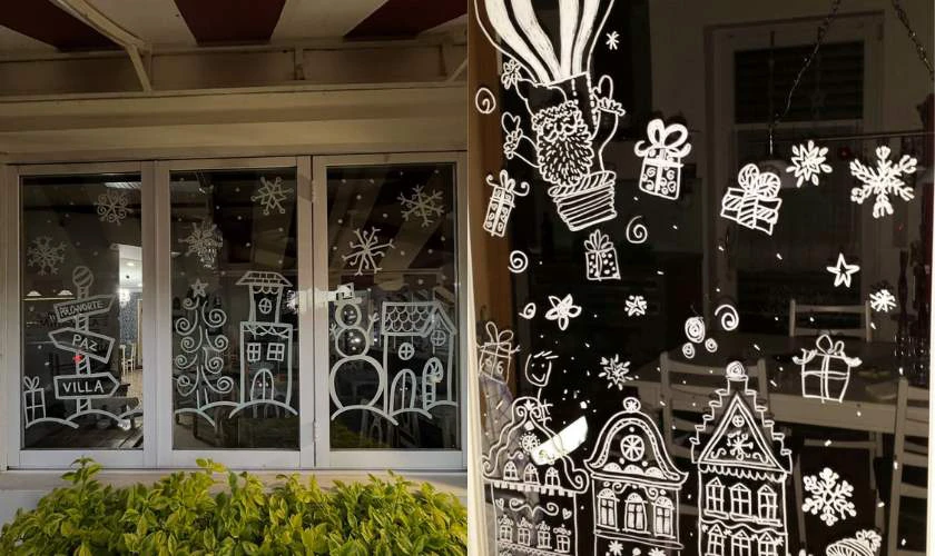 Trang trí cửa sổ Giáng sinh bằng decal trắng