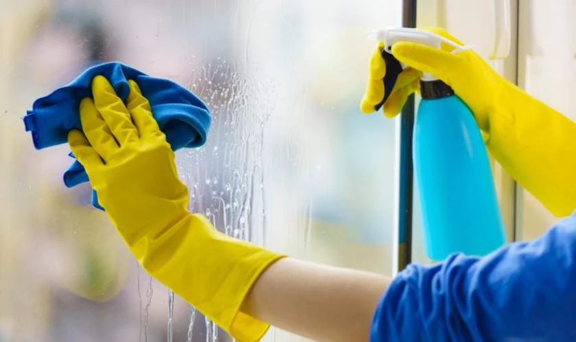 Cách trang trí cửa kính Noel đơn giản mà đẹp mắt