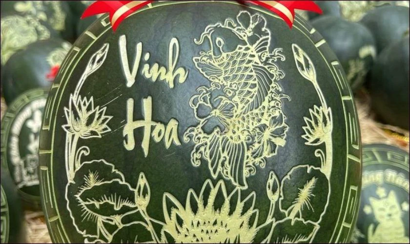 Trang trí dưa hấu với hình con cá mang điềm lành