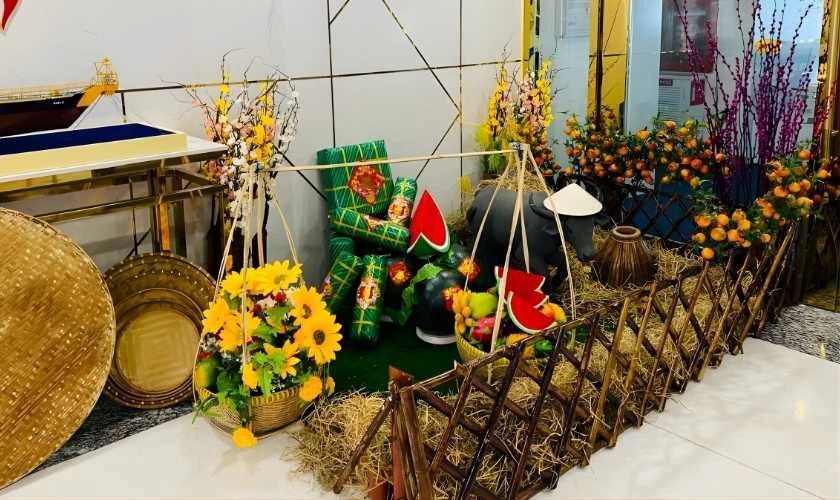 Trang trí gian hàng Tết bằng quang gánh độc lạ